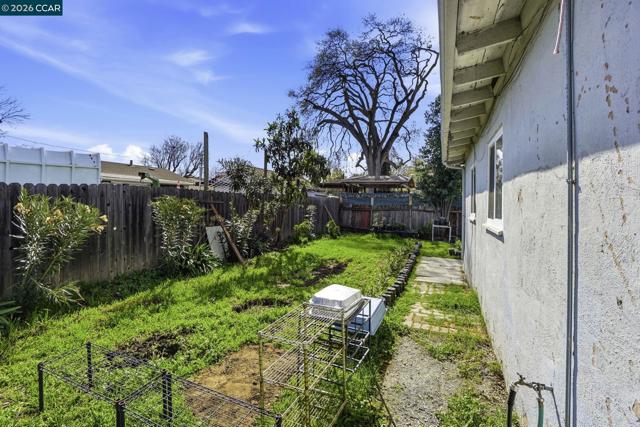 1990 Sunshine Dr, Concord CA: https://media.crmls.org/mediaz/99eb8f15-df21-4298-95d4-f8c6fbebb2ba.jpg