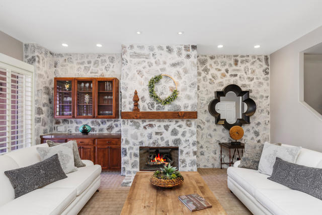 27 Oak Tree Drive, Rancho Mirage CA: https://media.crmls.org/mediaz/99ebccd6-677a-40cf-9511-e1e1e4e8f610.jpg