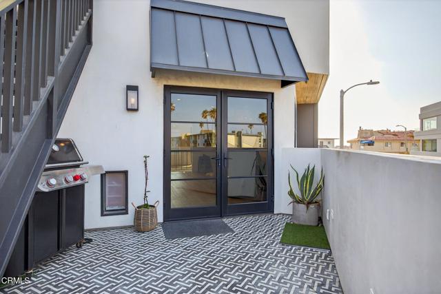 3256 Ocean Drive, Oxnard CA: https://media.crmls.org/mediaz/99eccc19-17fd-4a2f-a620-77e577fe33f7.jpg