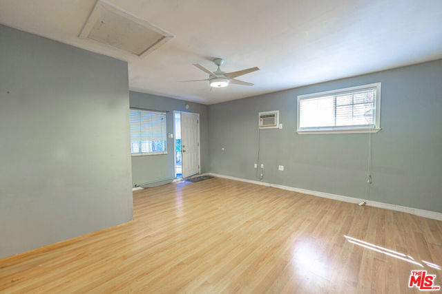 5353 Don Pio Drive, Woodland Hills CA: https://media.crmls.org/mediaz/99ecfe14-d3c3-4375-b74e-558ad834bedd.jpg