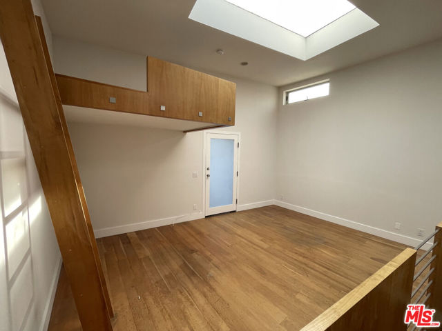 555 Rose Avenue, Venice CA: https://media.crmls.org/mediaz/99ed12dd-a1e4-4815-9a6a-8d49e9e33e98.jpg