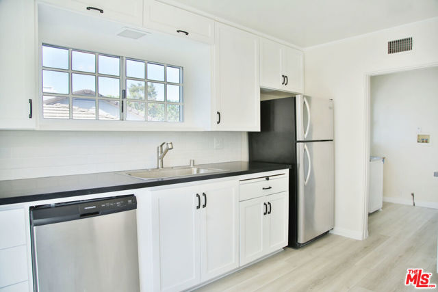 2963 Queensbury Drive, Los Angeles CA: https://media.crmls.org/mediaz/99ed574a-8bc5-42e6-991a-4c788eec18f6.jpg