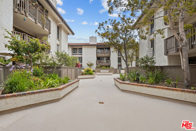 8601 Falmouth Avenue, Playa del Rey CA: https://media.crmls.org/mediaz/99eda6a3-c744-41f8-bd82-2f626a9dc070.jpg