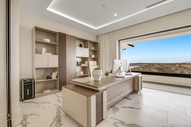 18386 Avenida Apice, Rancho Santa Fe CA: https://media.crmls.org/mediaz/99ee4efb-2f82-448d-b32b-7c6320efa41f.jpg