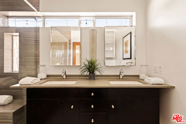621 San Juan Avenue, Venice CA: https://media.crmls.org/mediaz/99ee5e9d-f5e8-442b-bb52-192f70d6546a.jpg