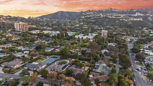 2315 Avenida De La Playa, La Jolla CA: https://media.crmls.org/mediaz/99ef4936-0441-4853-b711-957106e15816.jpg