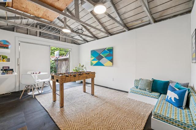 6040 LAWTON AVENUE, Oakland CA: https://media.crmls.org/mediaz/99efc615-8cdb-409d-8cf3-c07edac8388b.jpg