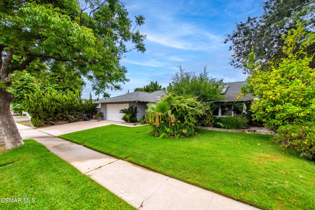 2719 Licia Place, Simi Valley CA: https://media.crmls.org/mediaz/99f04727-d6f1-44af-b9ba-f3855f6bf03e.jpg