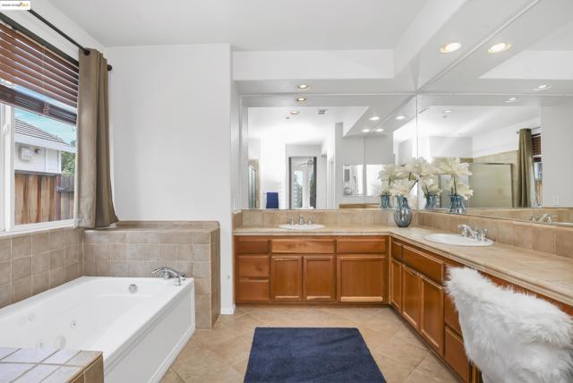 1212 landover, Brentwood CA: https://media.crmls.org/mediaz/99f0a603-6090-410a-ab5d-1b821f475509.jpg