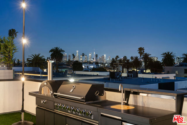 542 1/2 N Serrano Avenue, Los Angeles CA: https://media.crmls.org/mediaz/99f12b58-b81a-420c-a4f1-7717a2502fc2.jpg