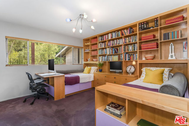 8631 Allenwood Road, Los Angeles CA: https://media.crmls.org/mediaz/99f2104b-a9a9-4b81-bcef-a3e427a2713c.jpg