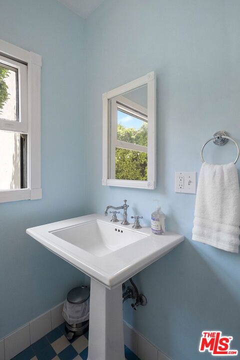 504 24Th Street, Santa Monica CA: https://media.crmls.org/mediaz/99f2f852-f0e3-4730-bcbb-f928d713d8d5.jpg