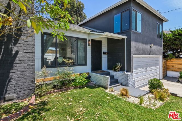 885 Kincaid Avenue, Inglewood CA: https://media.crmls.org/mediaz/99f3a1a0-153b-48ef-b270-f67a5b5bbcb9.jpg
