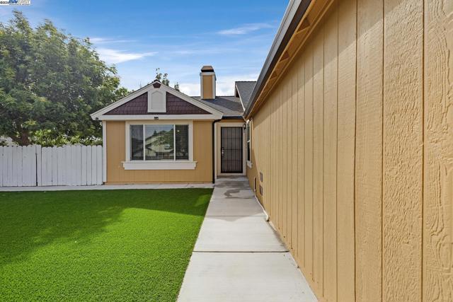 106 Fieldstone Way, Vallejo CA: https://media.crmls.org/mediaz/99f3c974-b015-4937-928f-c397e49a7862.jpg