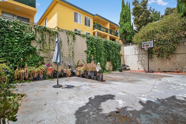 273 MacArthur Blvd, Oakland CA: https://media.crmls.org/mediaz/99f49177-5f0c-4368-ae83-352b1052cc0e.jpg