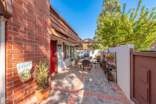 22421 Jeffrey Mark Court, Chatsworth CA: https://media.crmls.org/mediaz/99f5f4c1-318a-4d5c-9df8-ae494d3128c2.jpg