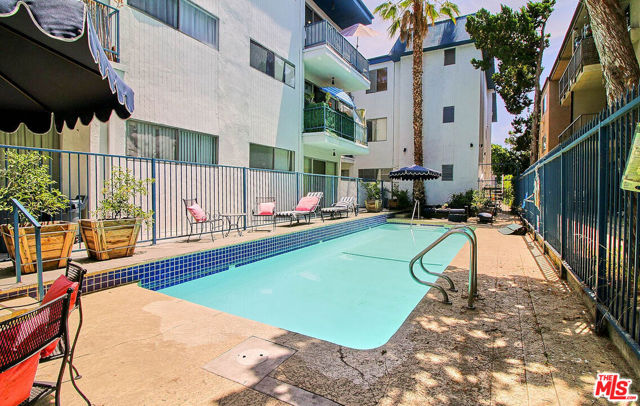 400 S La Fayette Park Place, Los Angeles CA: https://media.crmls.org/mediaz/99f68088-dd5d-449e-8807-2cf14529f12c.jpg