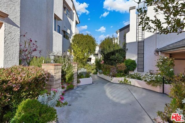 11911 Magnolia Boulevard, Valley Village CA: https://media.crmls.org/mediaz/99f897ec-5edd-451d-91cc-8c1b687908b5.jpg