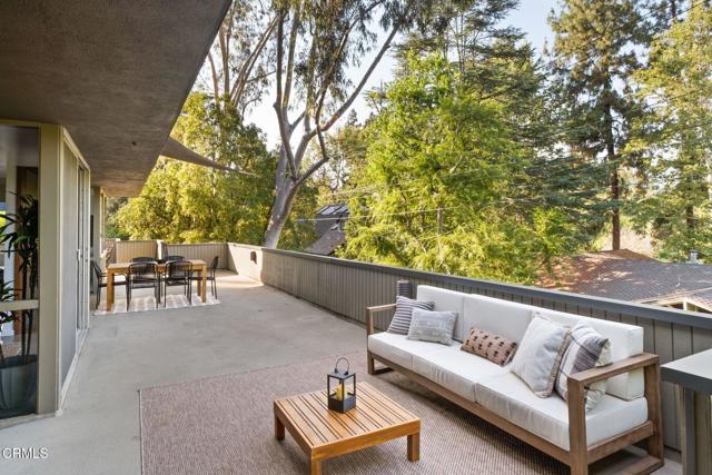1256 Club House Drive, Pasadena CA: https://media.crmls.org/mediaz/99f8f68f-f4fa-4132-94c7-59a184101878.jpg