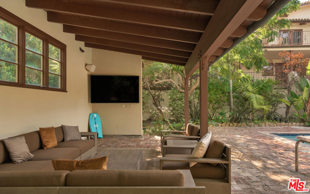 7046 Grasswood Avenue, Malibu CA: https://media.crmls.org/mediaz/99f943e5-c2cd-40b6-a626-a35d454c11f6.jpg