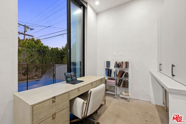 521 N Formosa Avenue, Los Angeles CA: https://media.crmls.org/mediaz/99f9b69f-cd31-468d-94aa-c0d4a8eb49d9.jpg