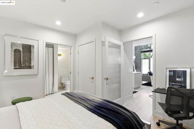 311 Oak St, Oakland CA: https://media.crmls.org/mediaz/99f9e9d2-74fb-469e-96f0-dbc05819c790.jpg