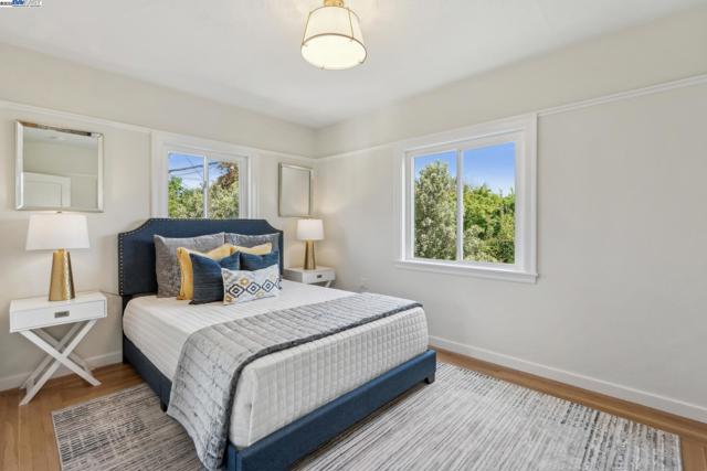 1827 Moreland Dr, Alameda CA: https://media.crmls.org/mediaz/99fa3f3e-ec03-456a-9765-f173a9e1f60d.jpg