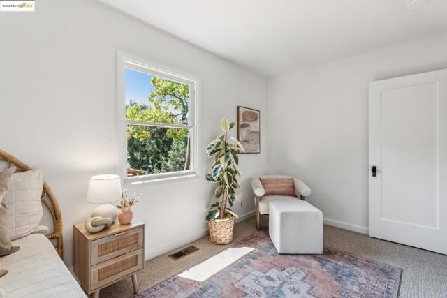 3176 Jordan Rd, Oakland CA: https://media.crmls.org/mediaz/99fafb50-20f6-42bb-880d-41bba10bb95d.jpg