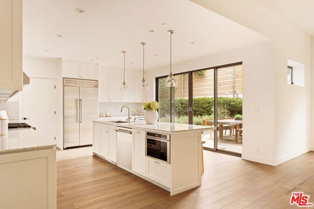 1023 Superba Avenue, Venice CA: https://media.crmls.org/mediaz/99fb4047-feb7-4900-8481-c4c9d831dcab.jpg