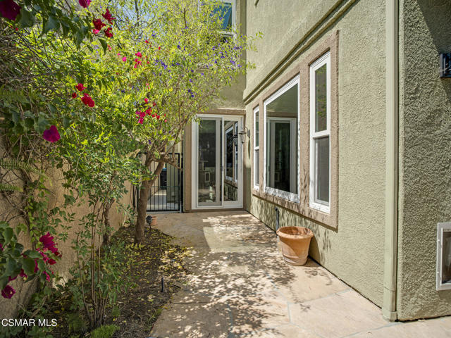 4126 Sterlingview Drive, Moorpark CA: https://media.crmls.org/mediaz/99fc0c6b-85bb-483c-8d60-849fce47b738.jpg