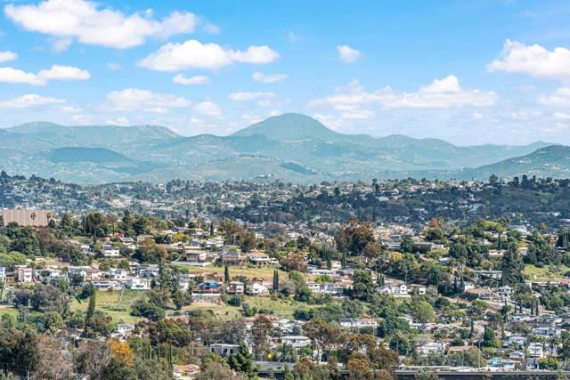 7945 Shadow Hill Dr, La Mesa CA: https://media.crmls.org/mediaz/99fc4bba-bc8d-4550-b06e-9a19f58fc5e2.jpg