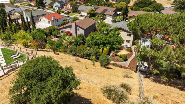 160 Manzanita Pl, Hercules CA: https://media.crmls.org/mediaz/99fcbb24-d876-420c-88e2-09056d9e8219.jpg