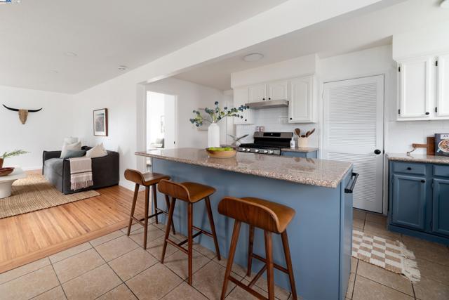 10906 Reposo Dr, Oakland CA: https://media.crmls.org/mediaz/99fcdf91-f199-4fea-b16b-b20f6e539f62.jpg