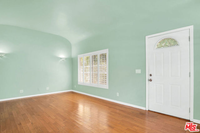 7275 Fountain Avenue, Los Angeles CA: https://media.crmls.org/mediaz/99fd62ec-5032-42d3-891a-269e46d5fc19.jpg