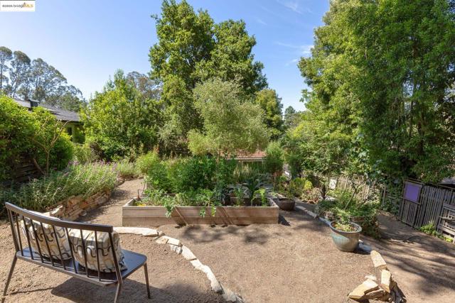 5801 Balboa Dr, Oakland CA: https://media.crmls.org/mediaz/99fdb88a-ef2e-433e-a51d-aeaf96ce1a81.jpg