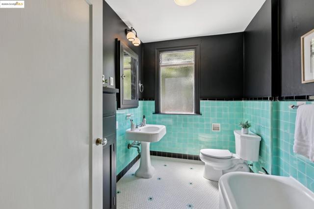 924 Trestle Glen Rd, Oakland CA: https://media.crmls.org/mediaz/99fe1cd5-feae-468c-9c64-ea3bef1e0e49.jpg