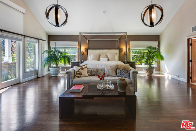1009 Jeannette Avenue, Thousand Oaks CA: https://media.crmls.org/mediaz/99ffc6fa-5e3e-4f81-b25d-8f8e5890ea49.jpg