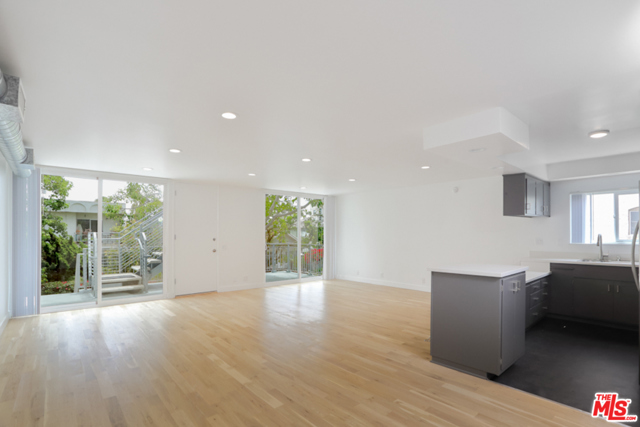 35 OZONE Avenue 3 Venice, California Spacious unit on quiet Venice walk street - steps from the sand! Located in a charming triplex, this fully renovated, upper unit has 2 bd + 2 ba and an oversized 1,200 sq ft shared rooftop deck. Light-filled living room opens to beautiful kitchen with all new appliances and ample built-ins. Both bedrooms have a bathroom and great closet space. This unit also has hardwood floors throughout, AC and private laundry room downstairs with sink! Ideal location near the beach, Rose Ave, Abbot Kinney and everything Venice has to offer! Don't miss this opportunity to go to the beach every day!