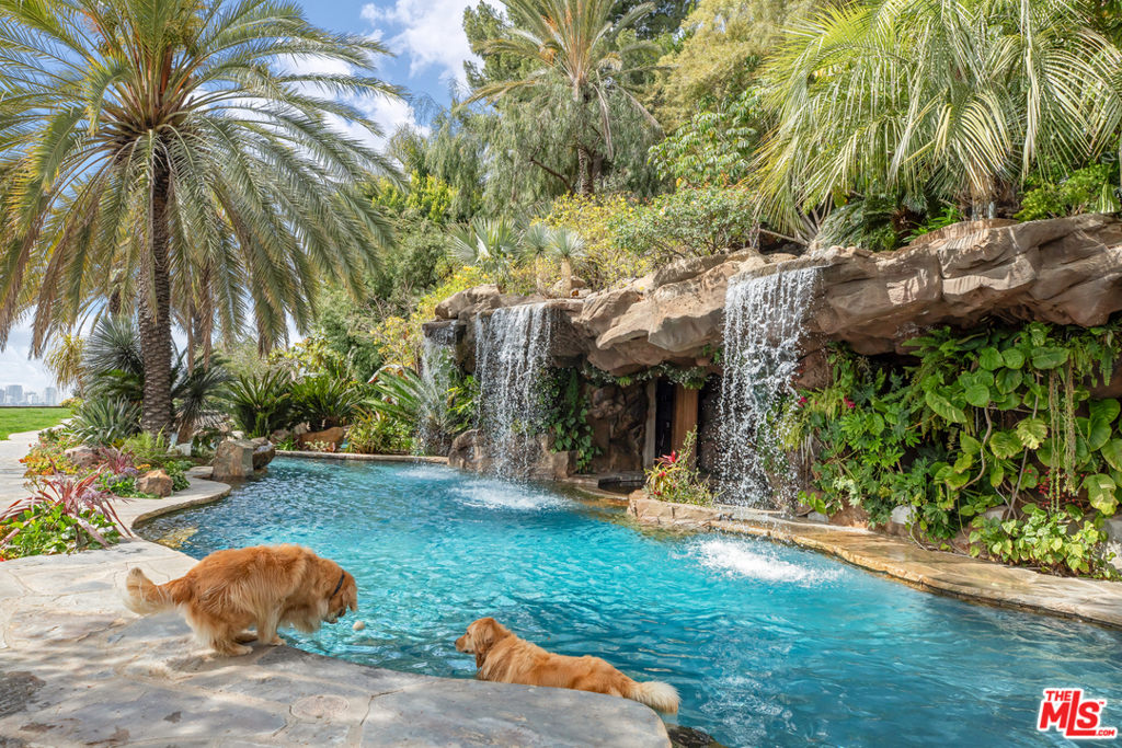 10066 Cielo Drive, Beverly Hills, CA 90210 SOLD LISTING MLS 21724382