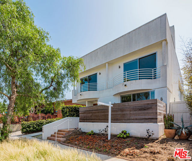 646 Flower Avenue 1 Venice, California Completely remodeled, open and contemporary Venice townhome with a spectacular private rooftop patio. Home is bright and light, with professional-grade (Miele and Viking) appliances and finishes throughout. Combined great room is on the first floor along with a guest room and private bath and shower. The master suite includes generous custom closet space with a shower and separate jetted tub. Multiple sources of natural light, balconies, skylights, and glass doors combined with natural hardwood finishes throughout the home make everything feel warm and inviting. In the heart of Venice with 360 degree views of one of the hottest neighborhoods in the country.