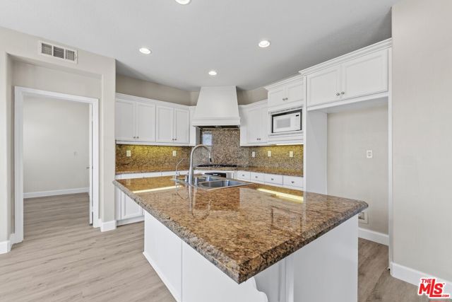19723 Ellis Henry Court, Santa Clarita CA: https://media.crmls.org/mediaz/9a00afd6-9bf7-46c5-9510-62845d5cad0b.jpg