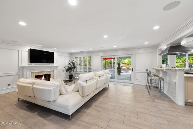 5816 Middle Crest Drive, Agoura Hills CA: https://media.crmls.org/mediaz/9a0364d4-5956-4a01-b4f4-1bed022a0cb3.jpg