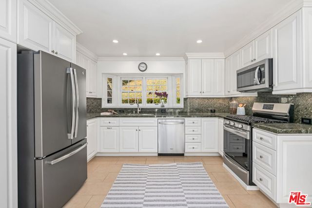 1376 San Ysidro Drive, Beverly Hills CA: https://media.crmls.org/mediaz/9a04b0e0-3265-46bb-a22e-1eee17f061be.jpg