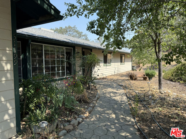 31199 Rolling Meadow Court, Coarsegold CA: https://media.crmls.org/mediaz/9a04e4d4-9c2a-4dc1-9808-5835ce2d0de7.jpg