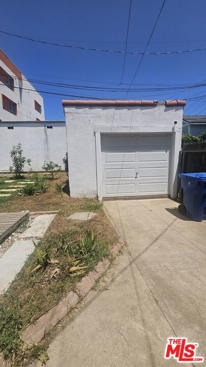 1034 N Kenmore Avenue, Los Angeles CA: https://media.crmls.org/mediaz/9a056841-1b87-4f09-a155-9b7fe0b5856d.jpg