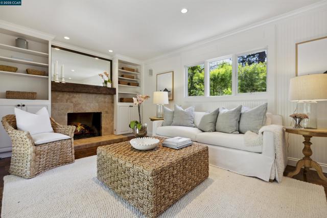 51 Ivy Dr, Orinda CA: https://media.crmls.org/mediaz/9a063b75-1fe0-4696-800a-5044df38e267.jpg
