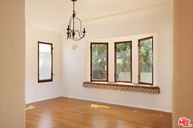 112 N Valley Street, Burbank CA: https://media.crmls.org/mediaz/9a064e99-ab45-49d2-97e8-b70e347f4d56.jpg