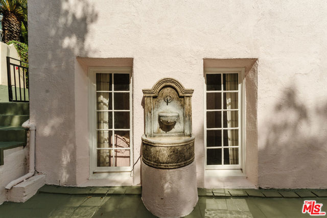 5163 Franklin Avenue, Los Angeles CA: https://media.crmls.org/mediaz/9a065cd1-7f37-485c-aa56-a6454ee9ad4c.jpg