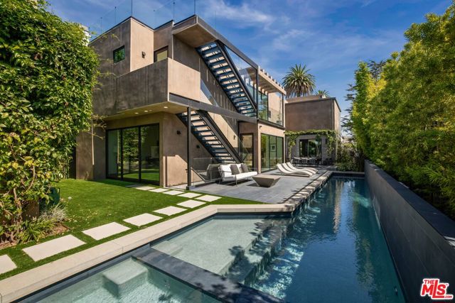 1011 Georgina Avenue, Santa Monica CA: https://media.crmls.org/mediaz/9a06c7eb-0211-4dba-a06c-b44512550c7f.jpg