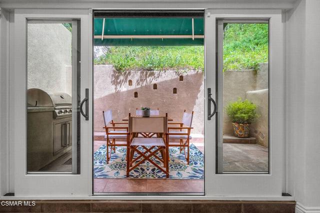 4456 Hayvenhurst Avenue, Encino CA: https://media.crmls.org/mediaz/9a070e74-339f-4653-90ef-e3ab9877972e.jpg